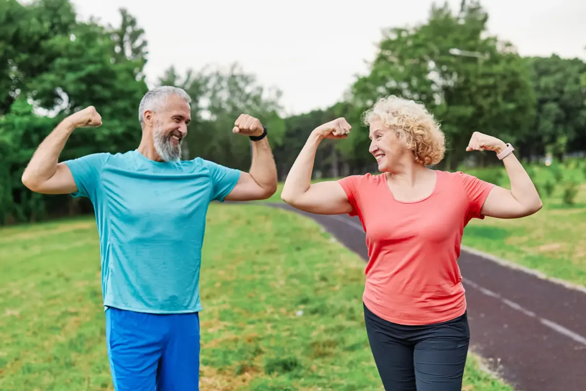Seniorin und Senior beim Sport im Freien – stark und vital dank Vitamine ab 50