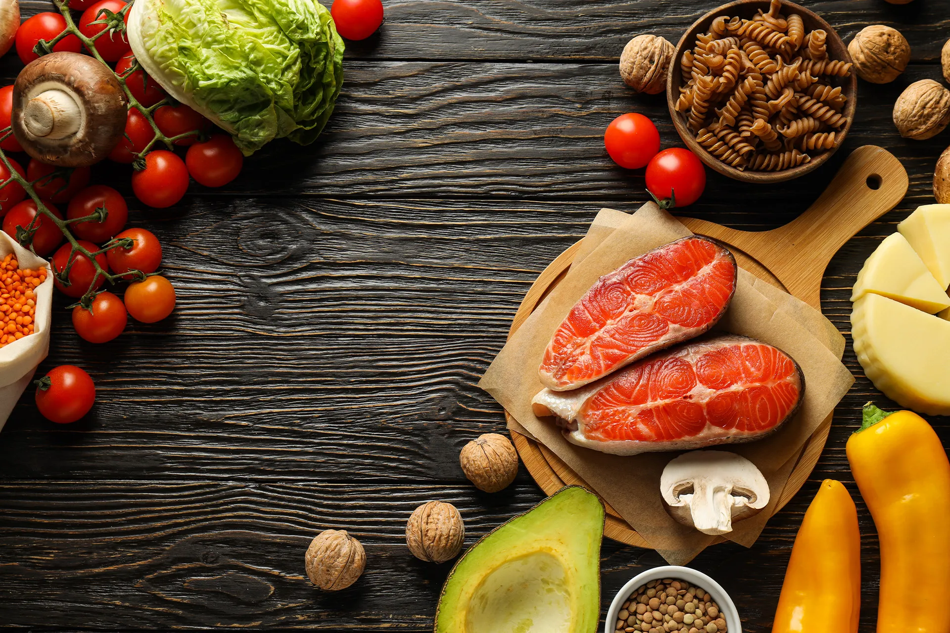 Gesunde Lebensmittel wie Lachs, Avocado, Gemüse und Vollkornprodukte als natürliche Vitamine Abnehmen Unterstützung